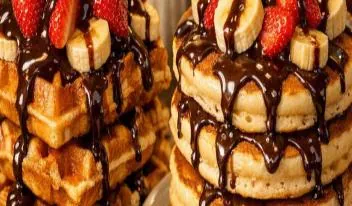 Gaufres garnies de fraises, banane et chocolat
