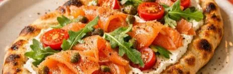 Pinsa au saumon fumé, roquette et tomates