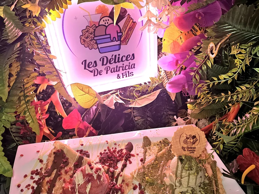 La salle jardin tropical du tea room, mur végétal fleuri et enseigne lumineuse